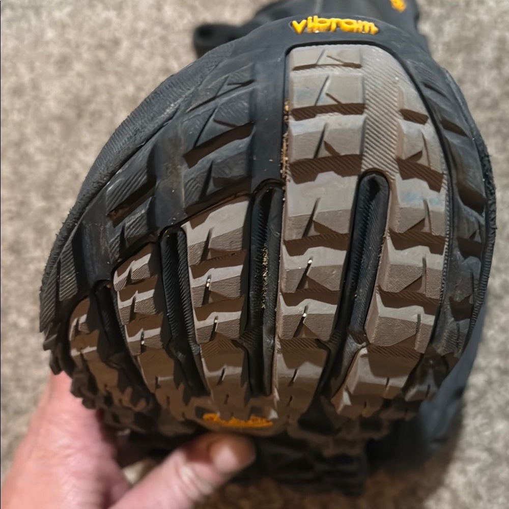 Altra Olympus 6 *NWOT* Black Athletic Shoes with Breathable Knit Upper - Picture 4 of 6